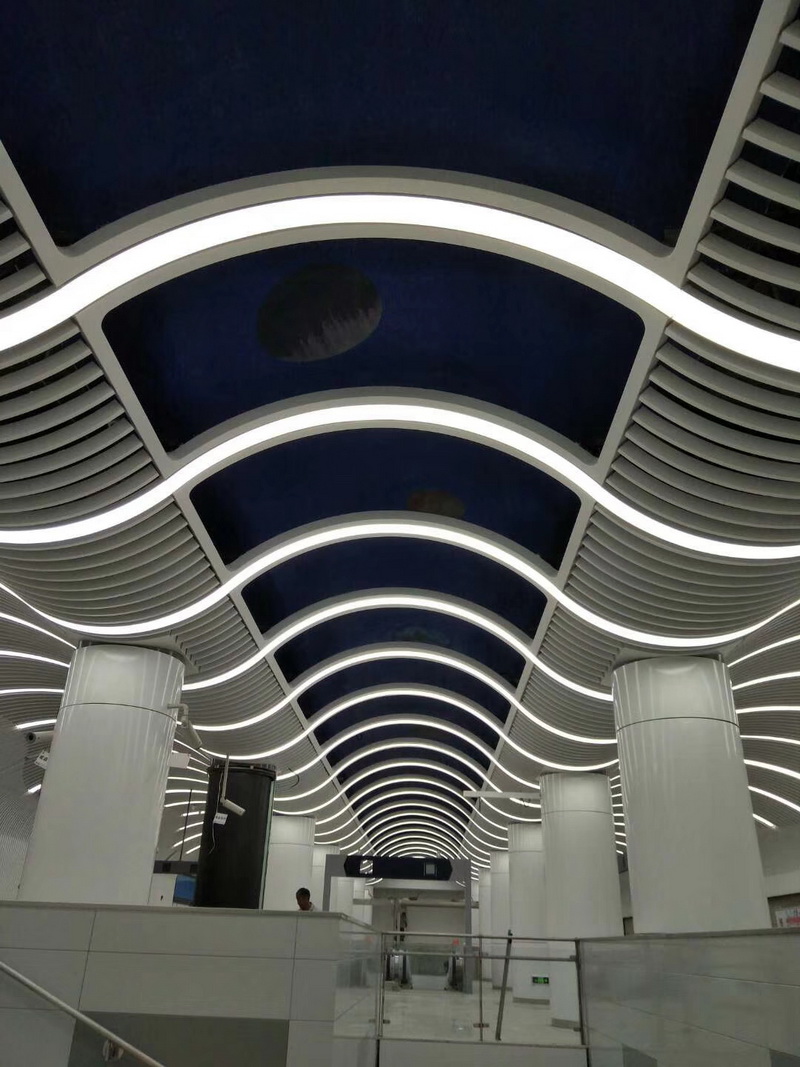 蓝锐弧形线性灯点缀航天主题车站，助力打造北京地铁新地标(图3)